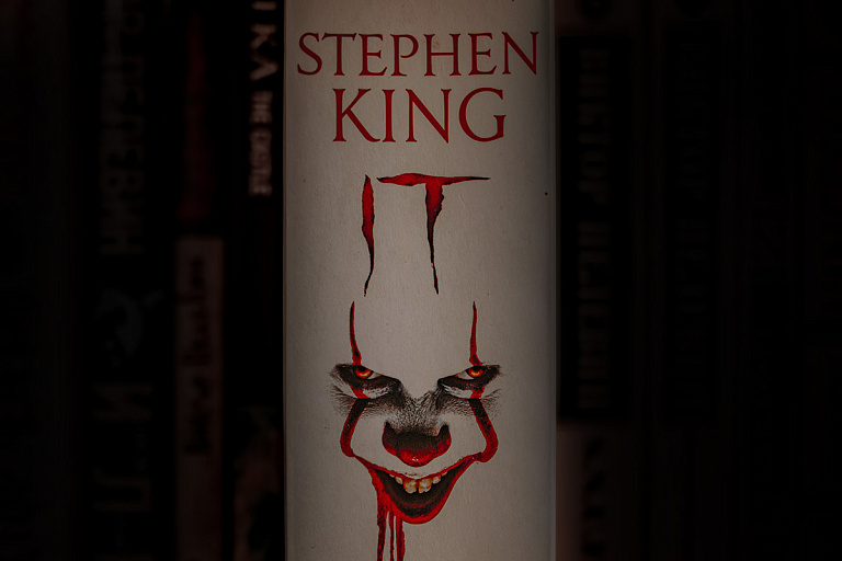 Роман Кинга "Оно" начали изымать из продажи