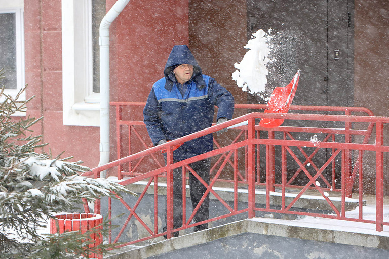 Как и чем убирают в Минске: коммунальщики вышли на борьбу со снегом