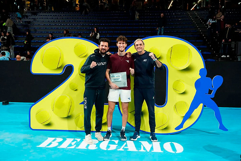 Это вам не "Порше": победителю теннисного турнира сделали необычный подарок