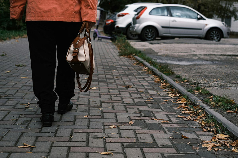 В Минске тротуарная плитка провалилась прямо под пенсионеркой – что это было