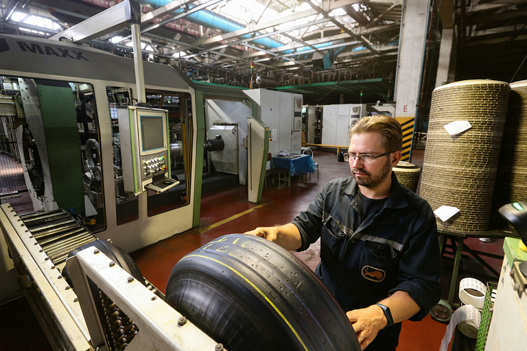 Как работающим за границей белорусам не стать "тунеядцами" – ответ Минтруда