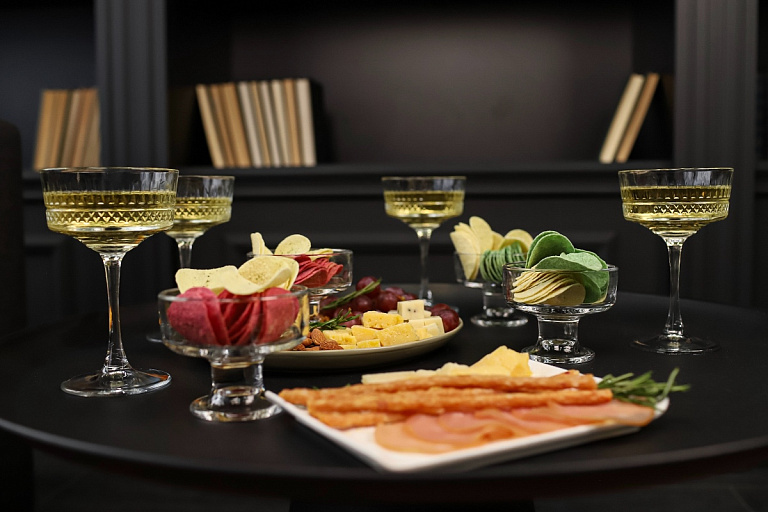 Чипсы и вино: составили гайд для тех, кто устал от сыра и винограда