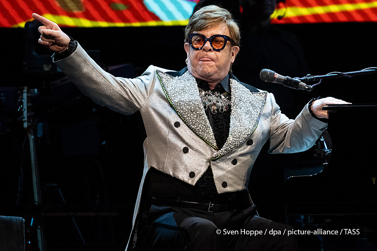 Почти ослепший Элтон Джон рассказал, что не теряет надежды