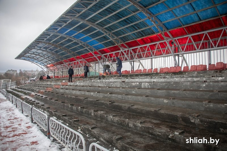 Не рановато ли: в Сморгони начали ремонт стадиона до конца чемпионата