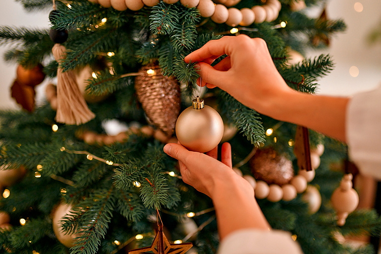 На елочных игрушках нашли отсылки к нацизму – магазин закрыли