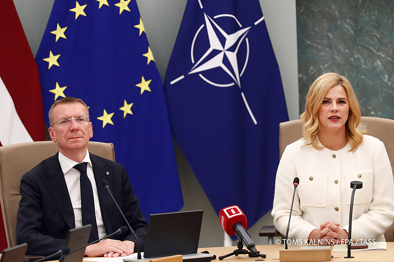 Латышам запретили постить фото президента и премьера – а если нарушить