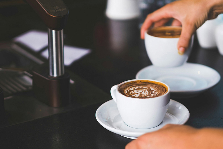 Кофеманы, выдыхаем: этот напиток делает людей счастливее, доказали ученые