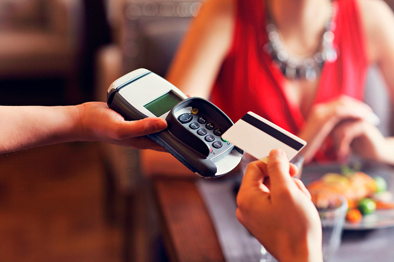 Белорусам отключат карточки: когда стоит иметь при себе наличные