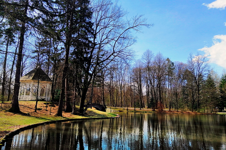 Всего за одну базовую – в Беларуси продают старинную усадьбу на берегу озера