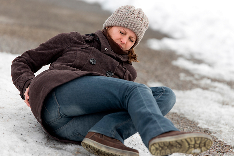 Врач объяснил белорусам, как правильно падать при гололеде