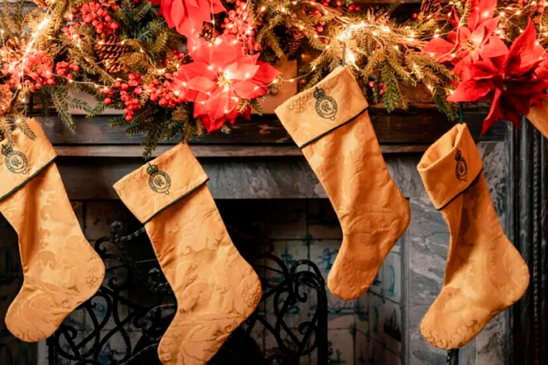 Король Карл III продает носки из старых дворцовых штор – где искать