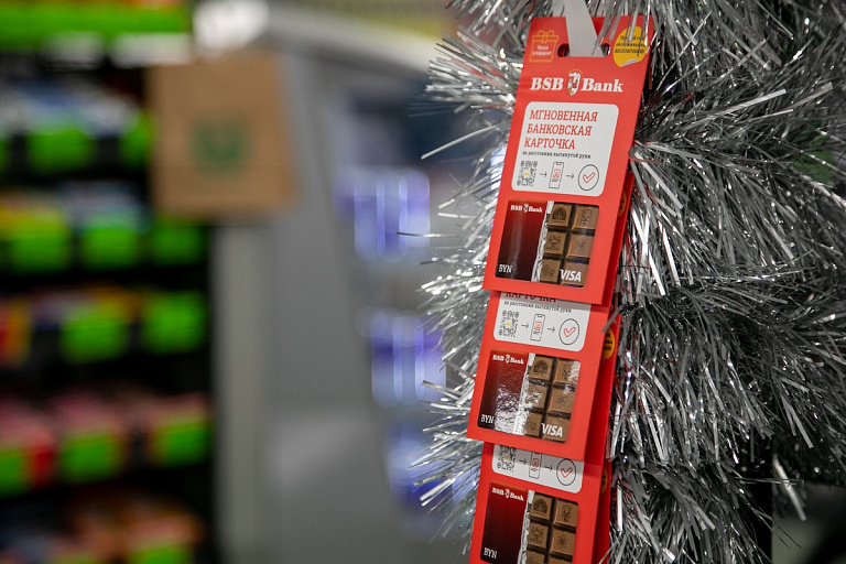 Банковские карты начали продавать в супермаркетах и на заправках – это как