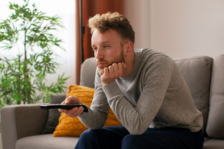Белорусы проводят у телевизора до четверти суток в день – данные статистики
