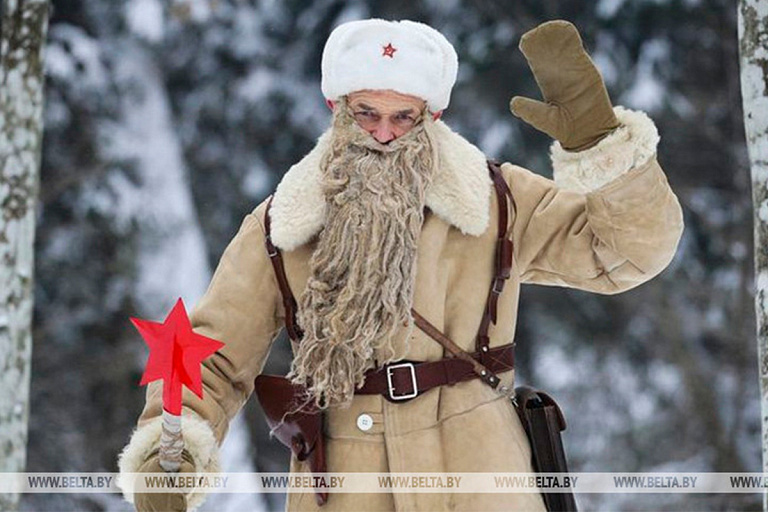 В Беларуси десантируется партизанский Дед Мороз – это как