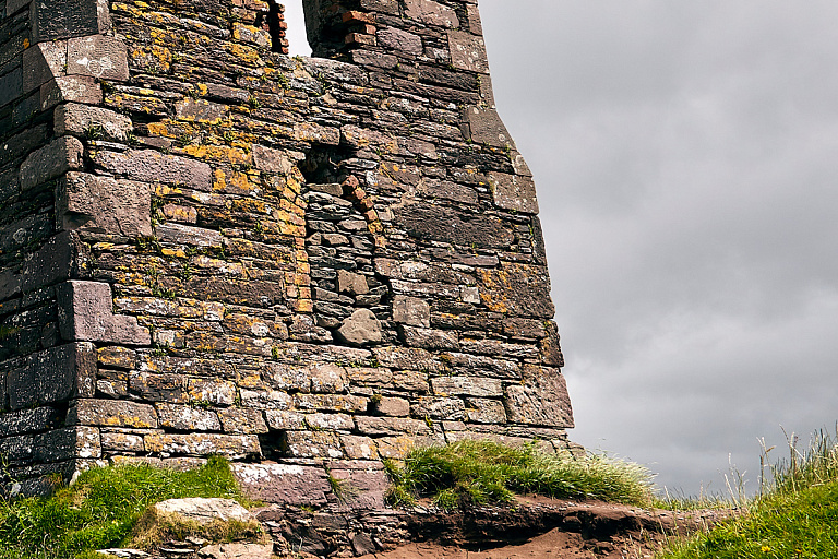 В центре города на Минщине строят замок – что это и кто автор