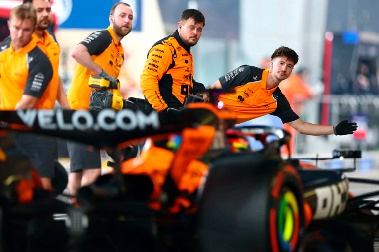 Бросил школу, ездит на обычной машине: как живет новый чемпион "Формулы-1"