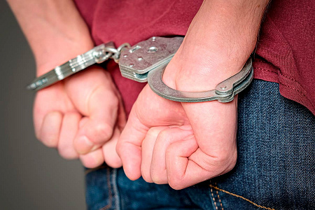 Работник гимназии удовлетворил себя на глазах у учащейся