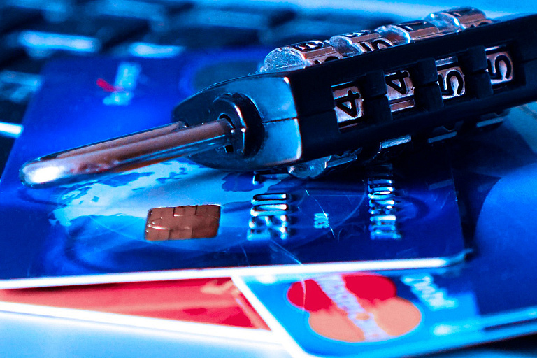 Новогодний тренд в Threads: белорусы "сливают" номера карт и просят денег