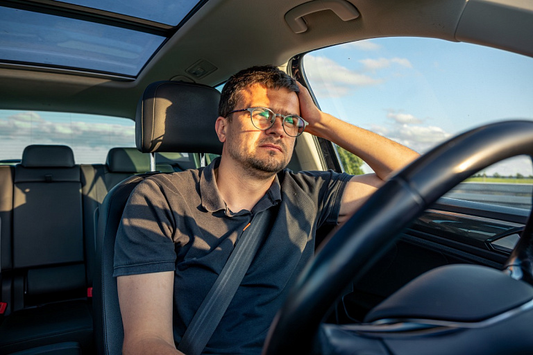 Через какое время после застолья можно сесть за руль, рассказал эксперт