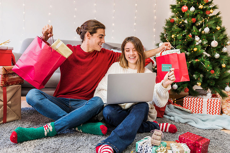 Новогодняя распродажа: где искать подарки для всей семьи с хорошей скидкой