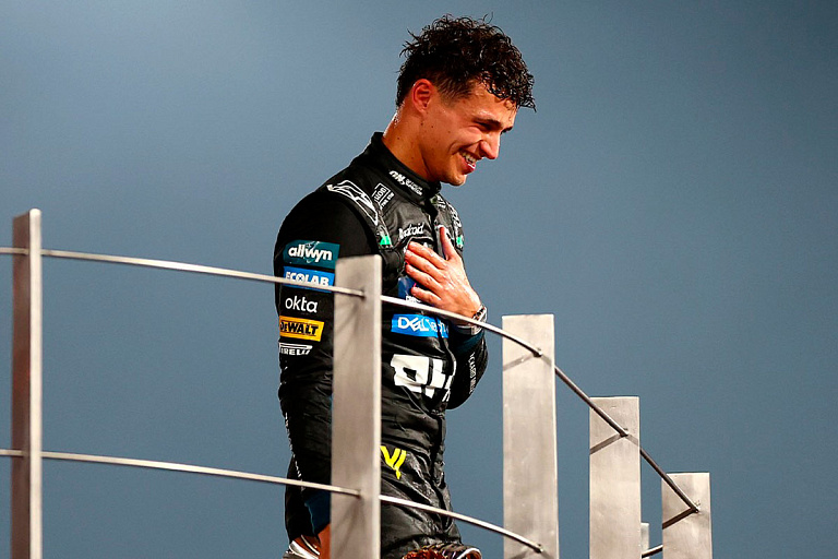 Новоиспеченному чемпиону "Формулы-1" на родине подготовили ценный подарок