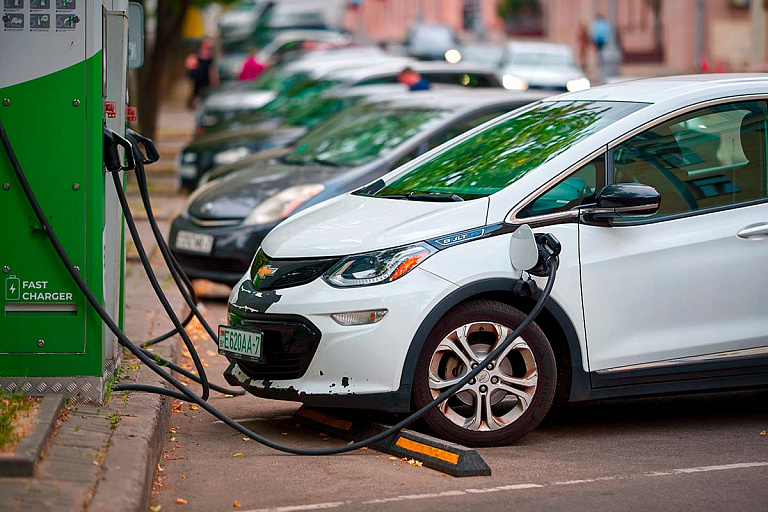 Бесплатная парковка – все: в Беларуси пересмотрели льготы для электромобилей
