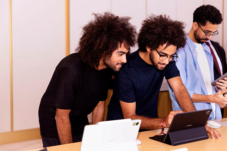 Huawei показал складной смартфон Mate X7 и другие новинки – смотрим