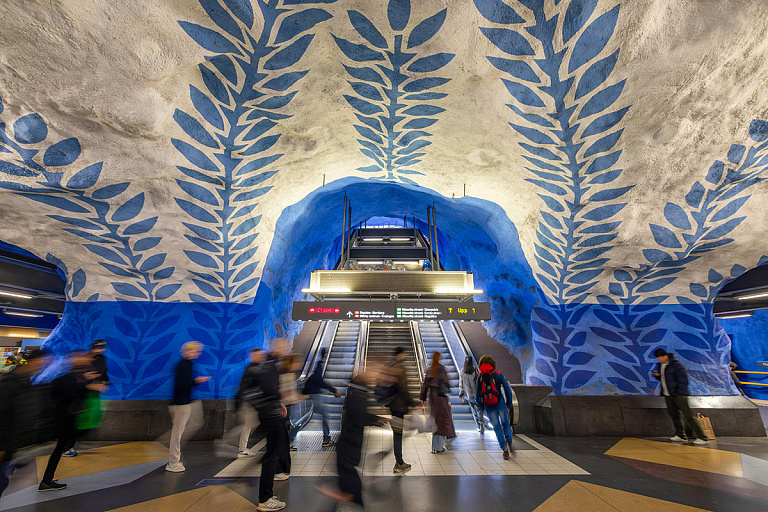 ИИ помогает бороться с суицидом в метро – такое придумали шведы