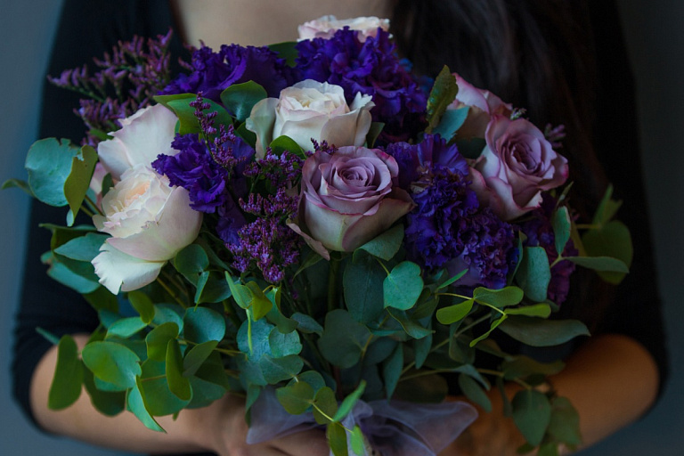 Не даришь сам цветы, не мешай другим – ревнивец напал на жену из-за букета