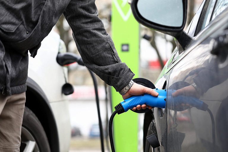 Узнали, когда владельцу электрокара не нужно будет платить за парковку