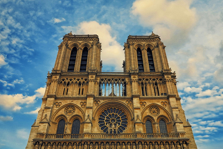 Туристы увидят Нотр-Дам с новыми витражами – персонажи будут чернокожими