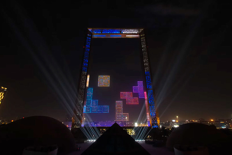 В самый большой в мире тетрис сыграли в Дубае – фигурки были из дронов