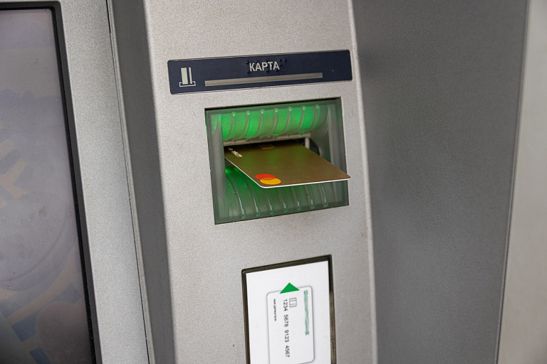 Запасаемся наличкой: карты крупного банка могут оказаться бесполезны