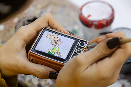 Секретная смесь и щепотка ностальгии: как работает фабрика елочных игрушек