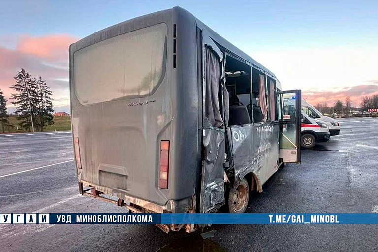 На МКАД-2 самосвал столкнулся с микроавтобусом – четверо пострадавших