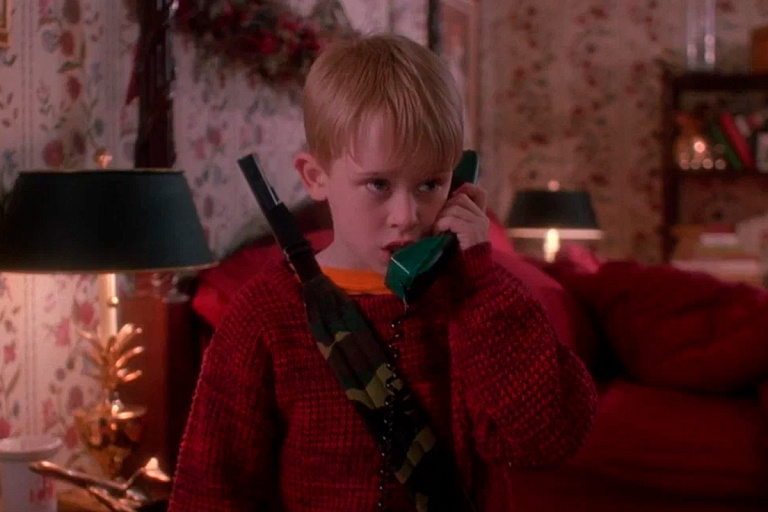 Популярная певица превратила "Один дома" в новогодний слэшер