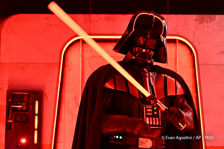 Имбирные пряники и Дарт Вейдер: смотрим новогодний метр "Звездных войн"