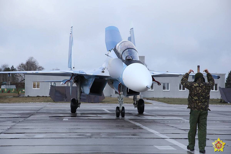 Новые Су-30СМ2 прилетели в Беларусь из России