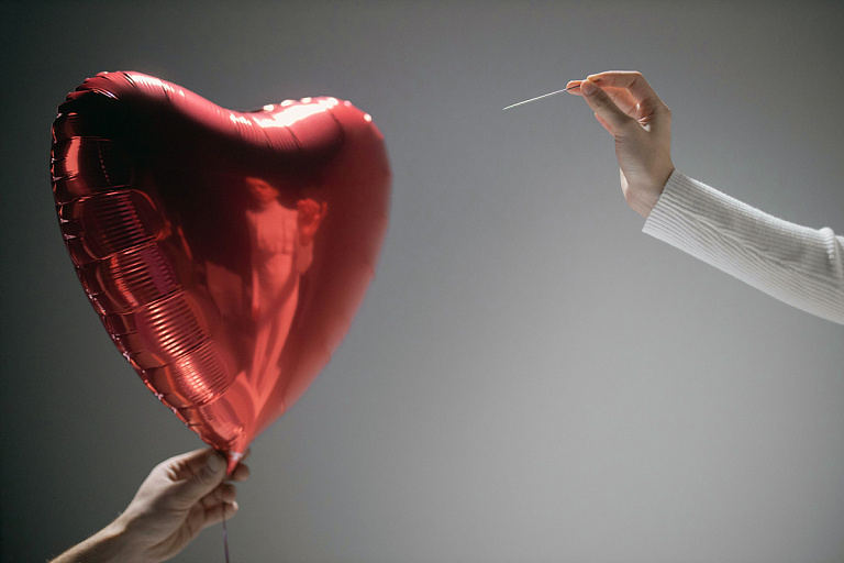 Самые громкие расставания звезд Голливуда: в 2025-м о них говорили все