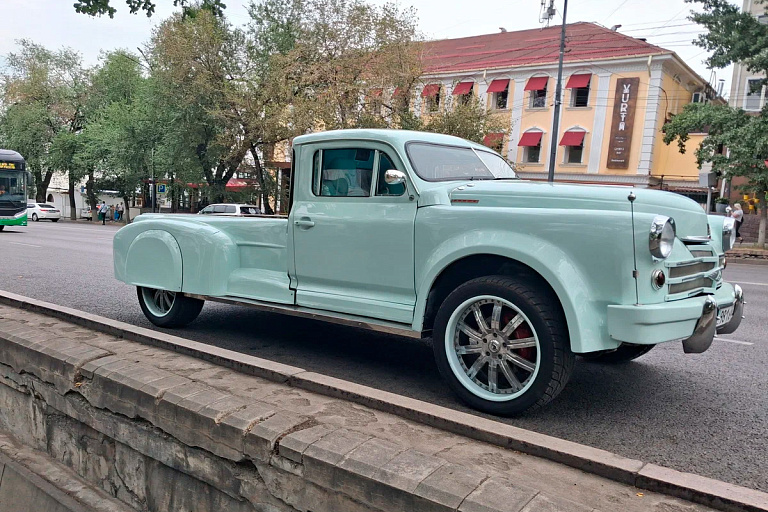 Уникальный ГАЗ М-20 с "начинкой" от Porsche Cayenne продается в Алматы