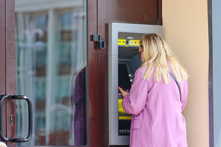 В терминалах крупного белорусского банка перестанут принимать наличные