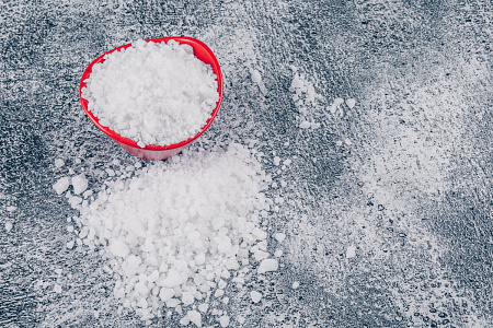 Посыпали солью – потеряли сад: как бороться с гололедом правильно