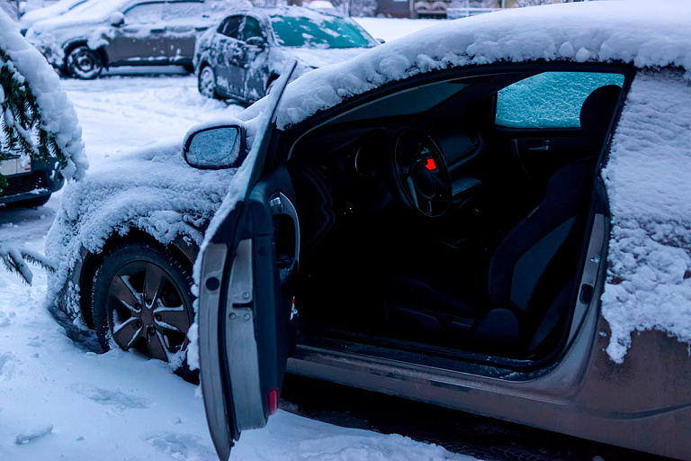 "Чистила девушка": белоруска требует не парковаться на "ее месте" – кто прав