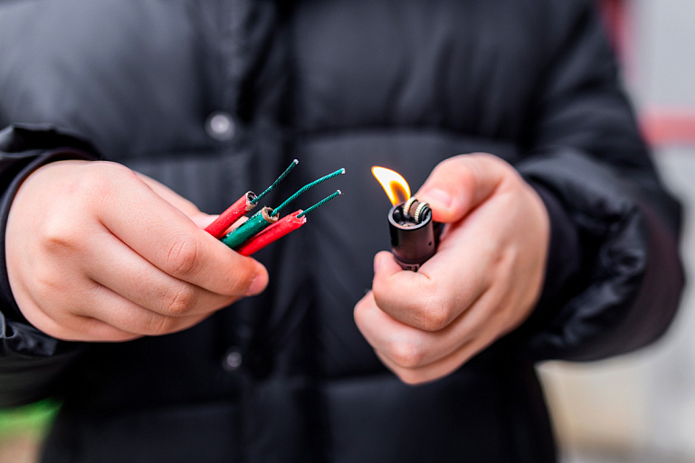 Белорусу фейерверк прилетел прямо в лицо – парень в больнице