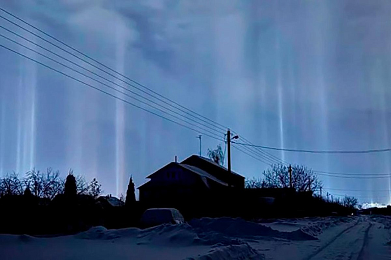 Белорусы заметили мистические световые столбы в небе – синоптики объяснили