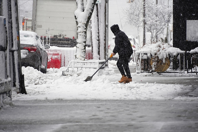 Белорусы зарабатывают на расчистке снега – сколько можно "поднять"