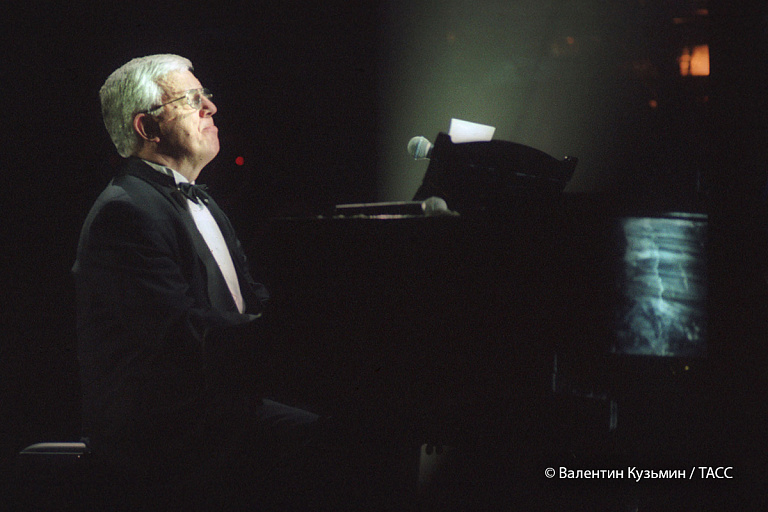 Автору "Вернисажа" и "Миллиона алых роз" Раймонду Паулсу исполнилось 90