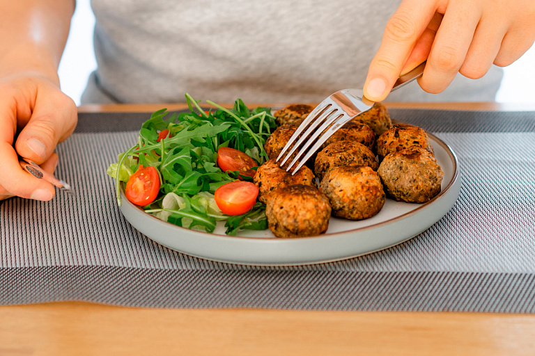 "Усиком мне помахал": минчане жалуются на тараканов и волосы в заведениях