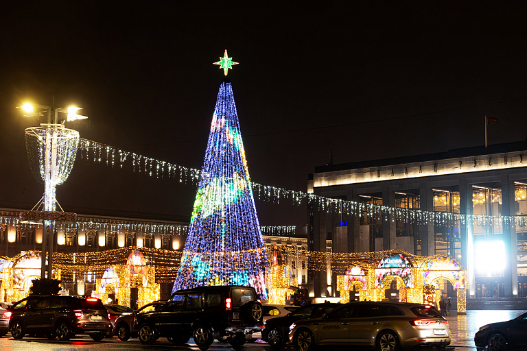 Праздник не уходит: отключение новогодней иллюминации в Минске перенесли