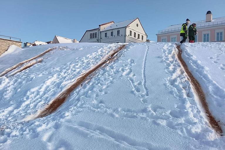 Покатались и хватит: в Минске снежные горки начали засыпать песком